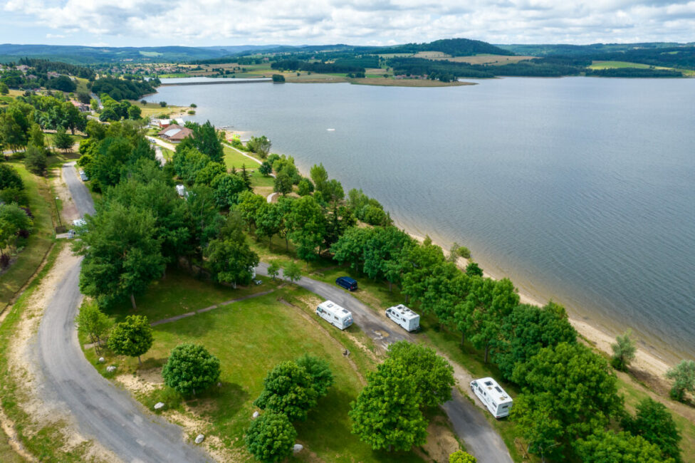 Image 1 : AIRE CAMPING-CAR PARK DE LANGOGNE, LAC DE NAUSSAC