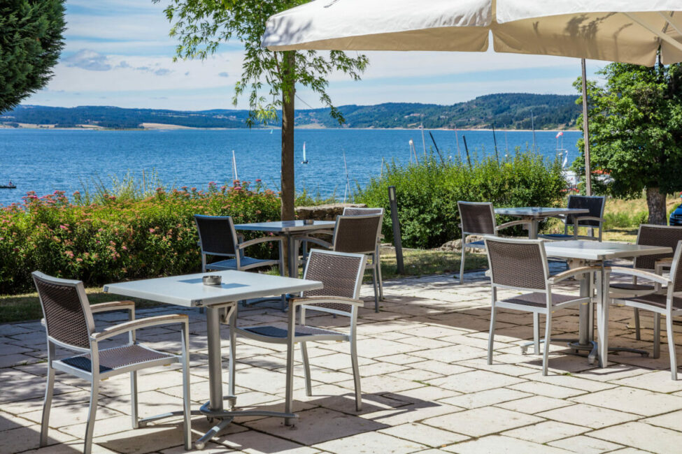 Image 0 : HÔTEL LES TERRASSES DU LAC DE NAUSSAC