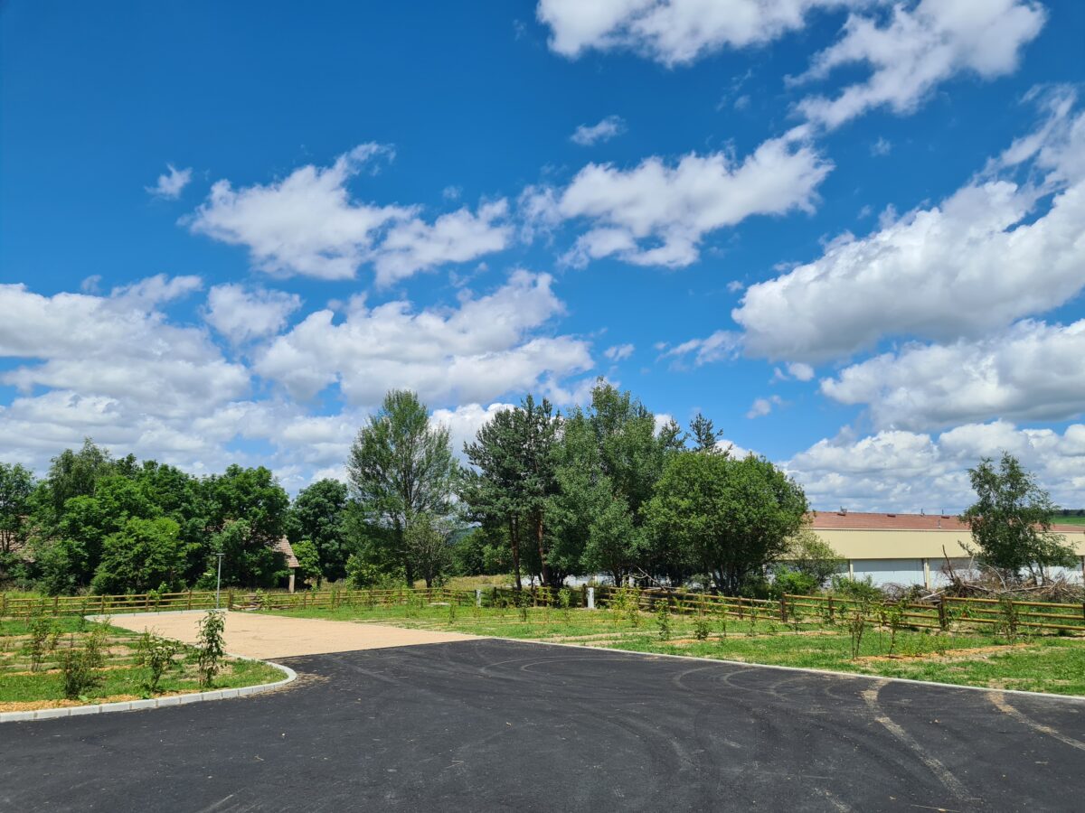 Image 3 : AIRE CAMPING-CAR PARK DE CHAMBON-LE-CHATEAU