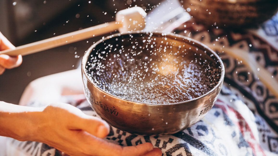 Image 0 : SONOTHÉRAPIE - MASSAGES SONORES AVEC DES BOLS CHANTANTS ET DIAPASONS