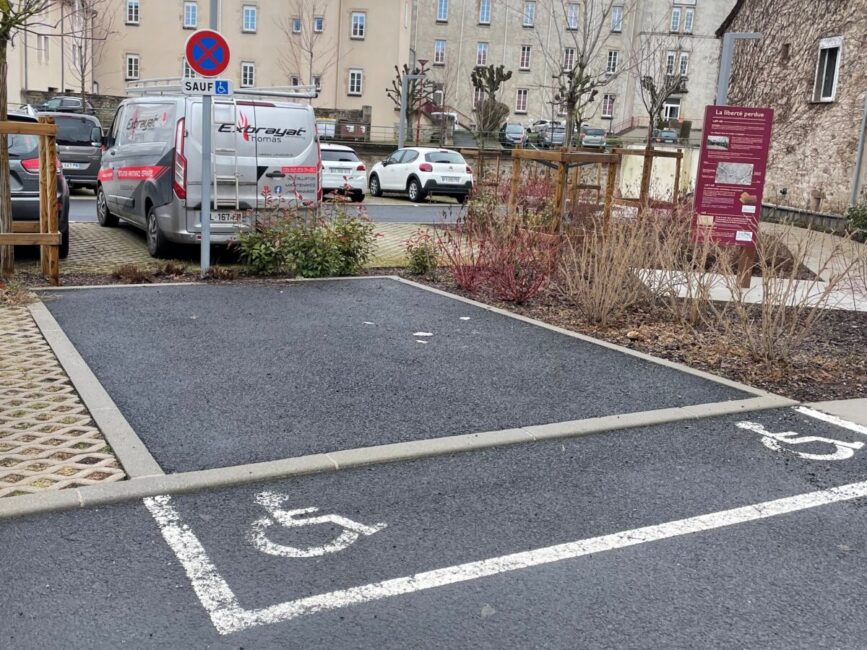 Image 0 : STATIONNEMENT ADAPTE