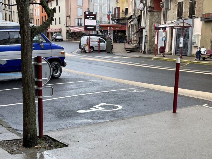 Image 0 : STATIONNEMENT ADAPTÉ