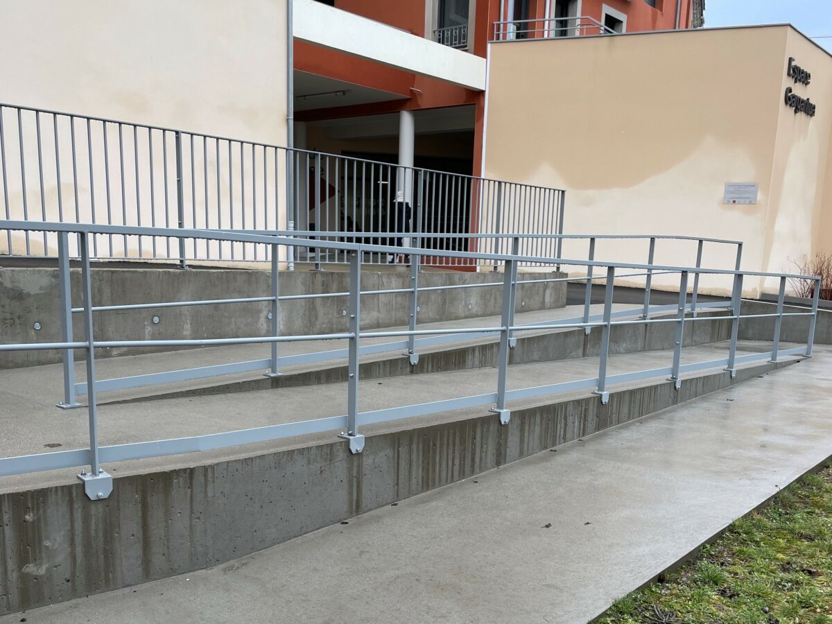 Image 2 : STATIONNEMENT ADAPTE
